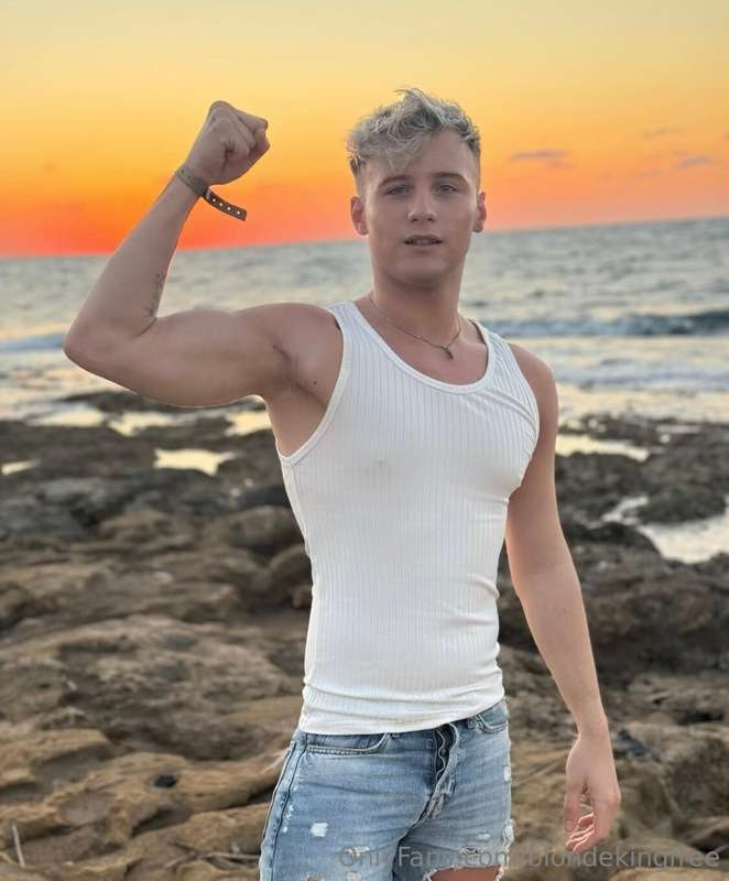 This twink boy is the REAL MASTER CUM 🥵 He loves to play wit.. 1