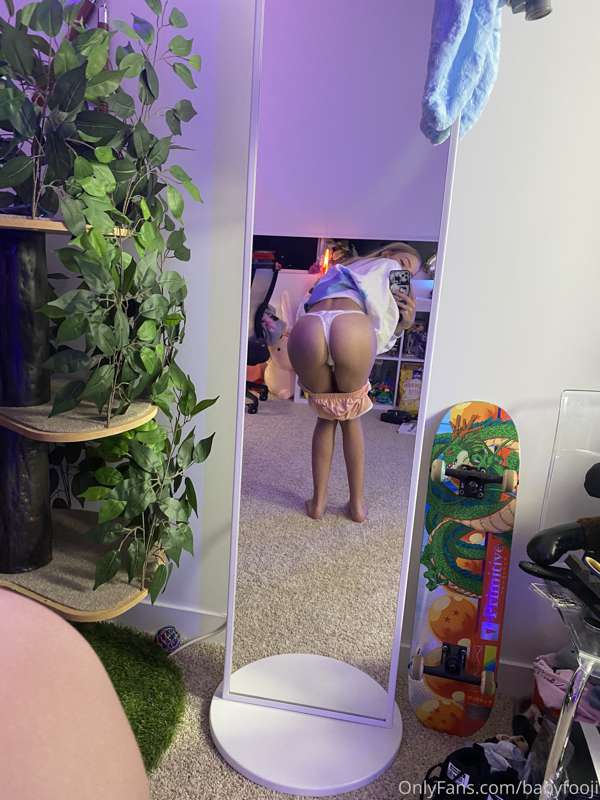 Love walking around in the house with no pants on 😩 it’s so .. 36