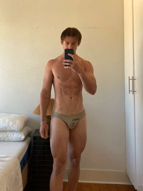 i wanna jerk off at the beach