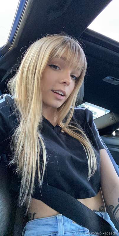 Went outside and flashed my boobies 👀 7
