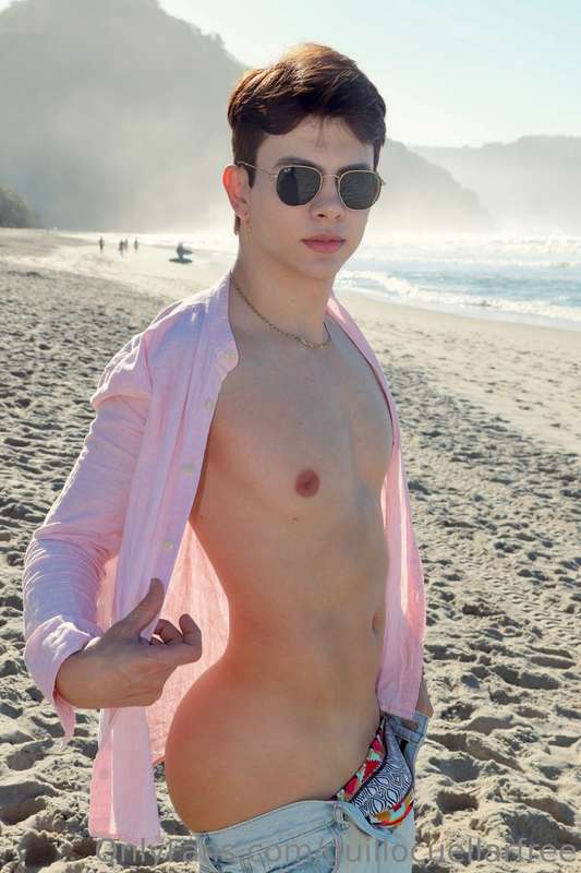 Ken goes to the beach 🏝️ comes also with a removal swimsuit ..