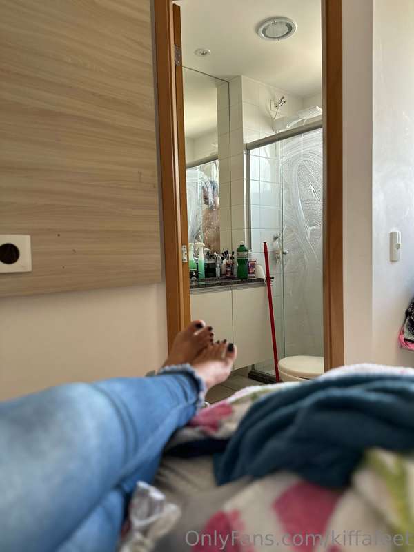 Real Queen life  While I am resting. The slave is cleaning m.. 1