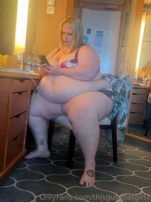 Check out these candid shotz of Britt putting on her makeup!.. 16