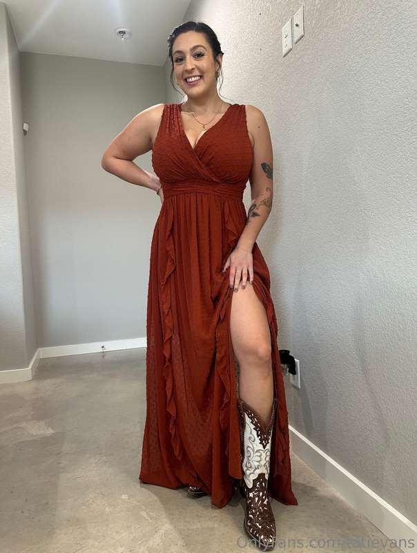 Headed to a wedding today, how’s my outfit? 💞 1