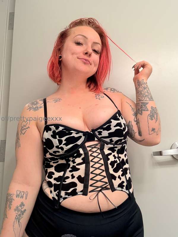 So.. how much do we love this cow print lingerie? 🐮🖤💋 more t.. 6