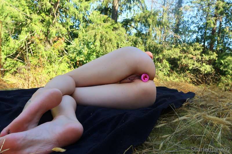 Warming up my ass with a pretty plug 😍