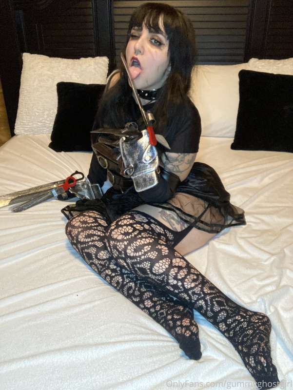 I can’t finger myself with scissor hands, think you could he.. 26