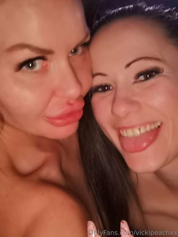 horny girl girl kissing @roxilloydxxx