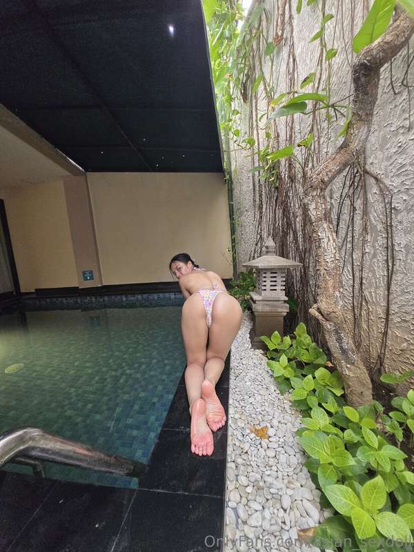 Private pool, so of course the bikini had to come off...😜