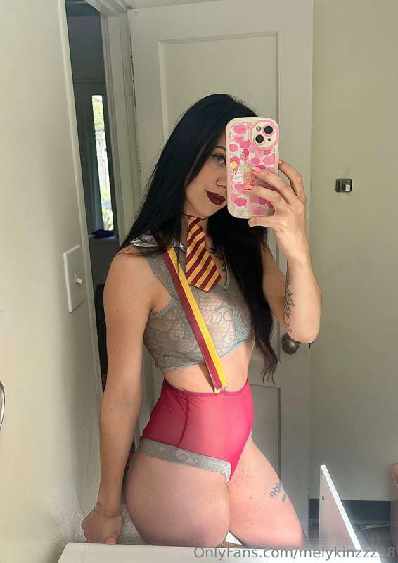 You couldn’t pay me to watch Harry Potter. Fucking hate all .. 4