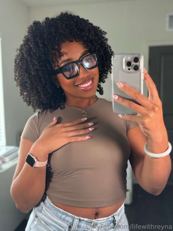 Showing off my new nails 💅 🤓