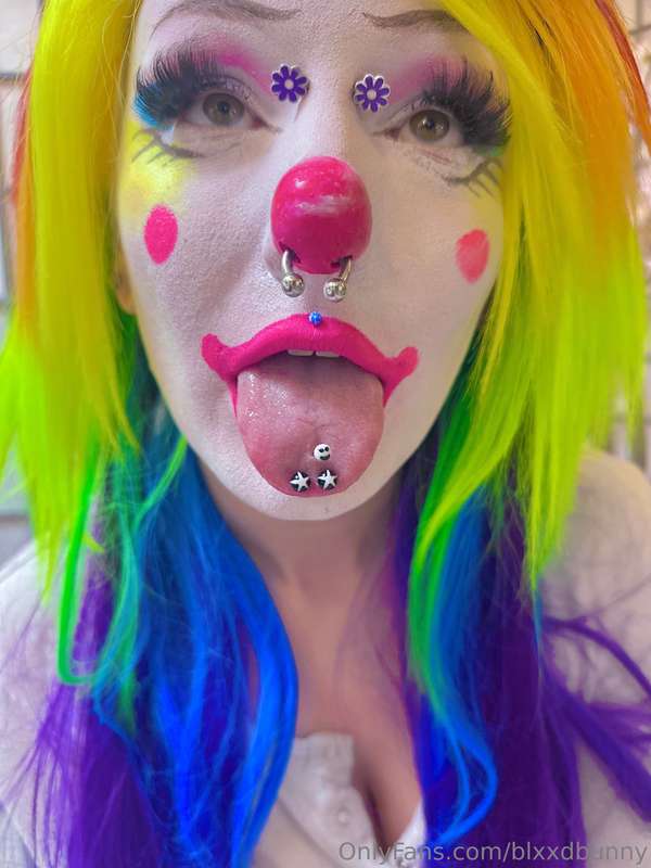 my makeup looks absolutely crazy up close but I wanted to sh.. 2