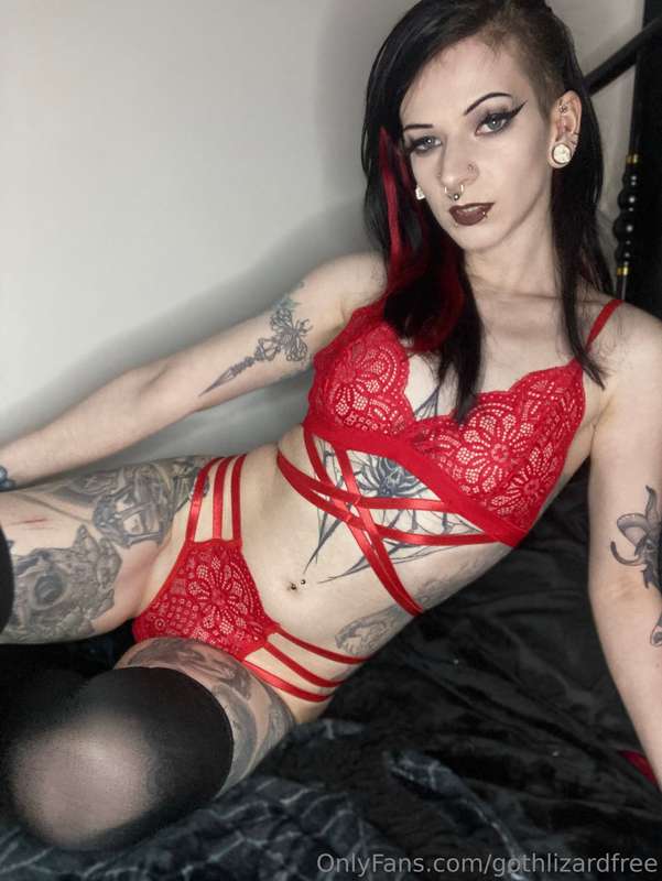 I liked this red set a lot.. so I took a lot of pictures. Ho.. 13