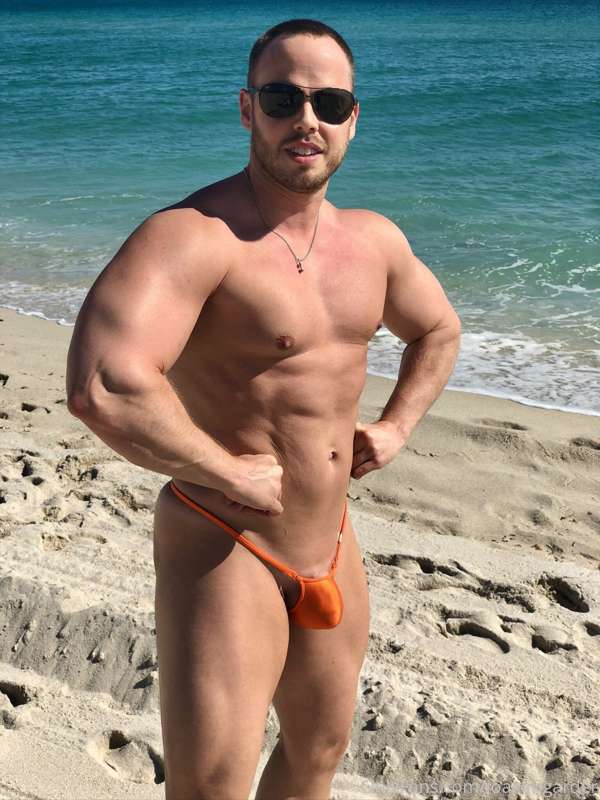 BOOM!! I fuckin’ 🧡 this micro thong from Beachkini! I’ve nev..