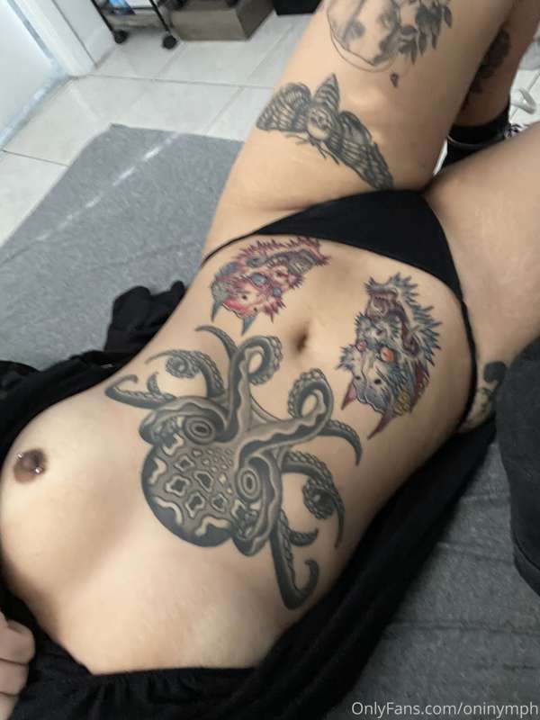 Responding to dms later bc my new stomach tattoo hurts sm 😭 2