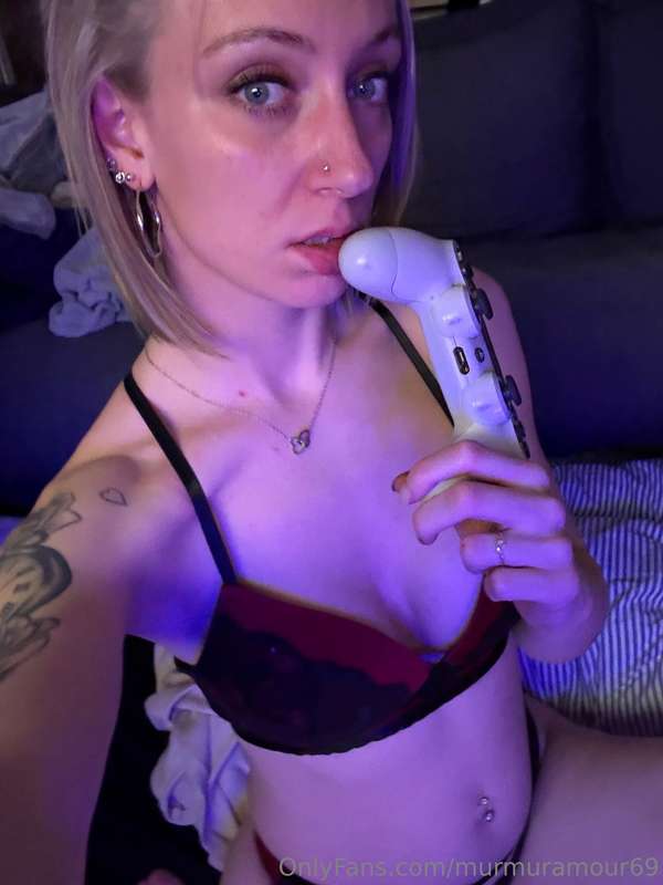 T’aimerais être ma manette ? Parce que j’adore avoir le cont..