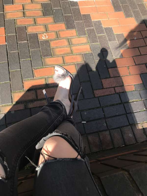Pretty feet in strappy heels in the sun 🌻 1