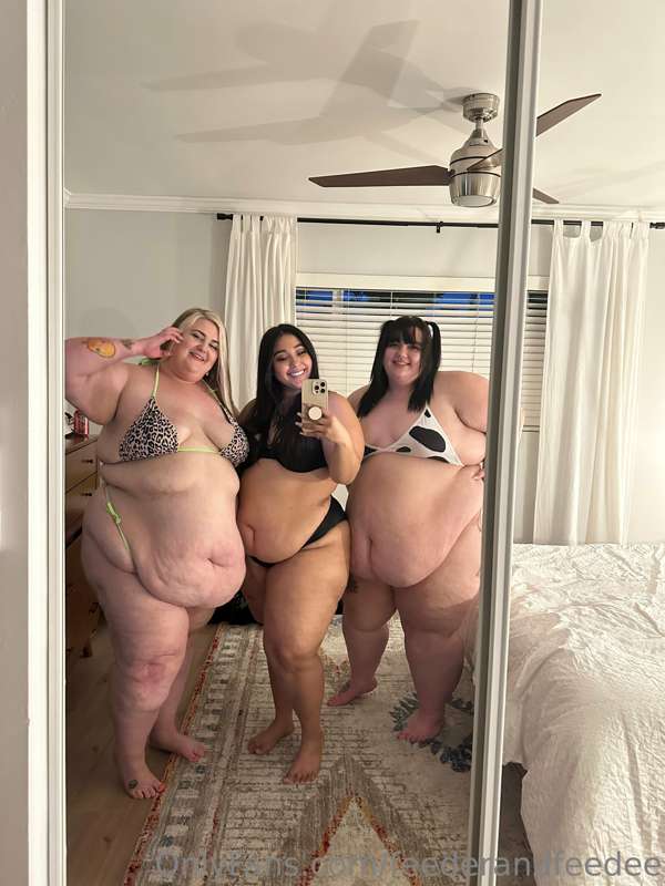 Over 1000lbs of woman and we barely fit in the mirror 🥵 bein.. 6