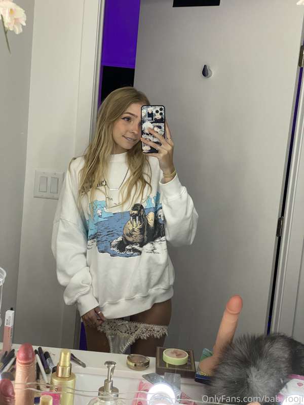 Love walking around in the house with no pants on 😩 it’s so .. 17