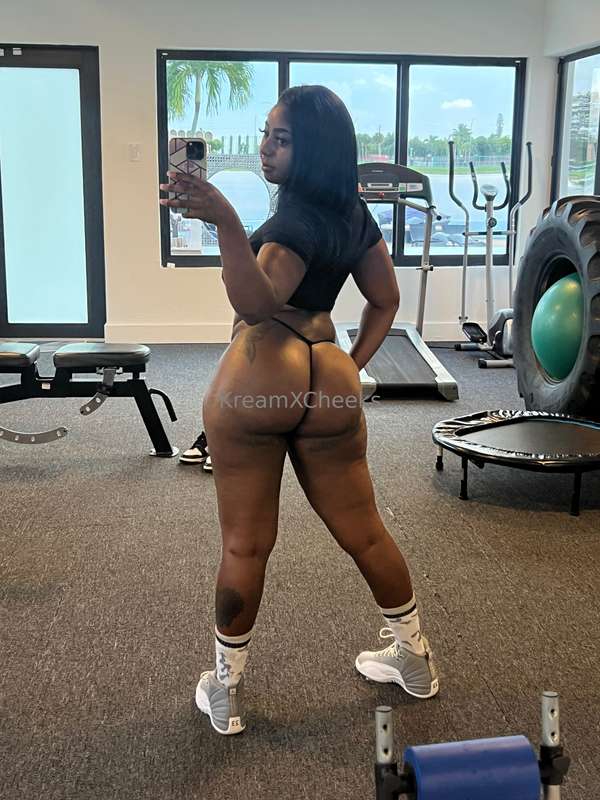 spank or squeeze?😈