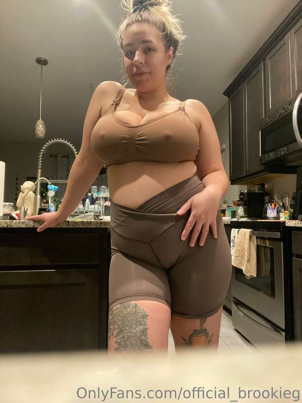 Sometimes I’m even surprised at how fatttttt my ass has gott.. 8