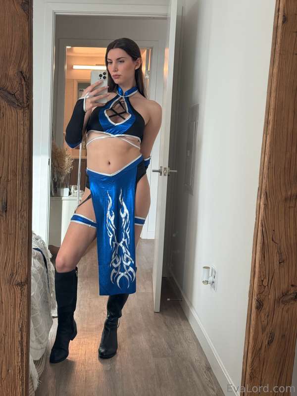 Halloween sneak peek hehe. Should I make some cosplay conten..