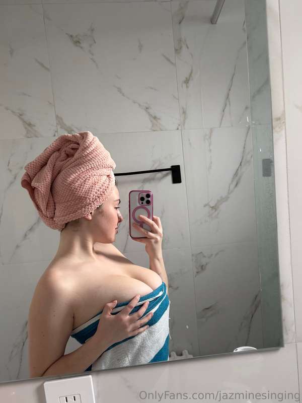 Hiiii guys! 🥰 Fresh out of the shower and I can't keep my ha..