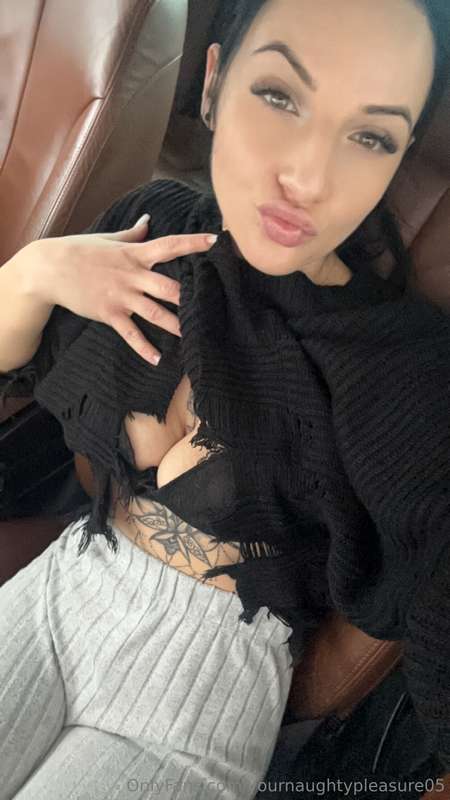 Kisses 😘😘😏