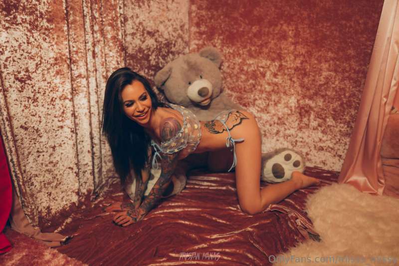 This teddy bear is living his best life 1