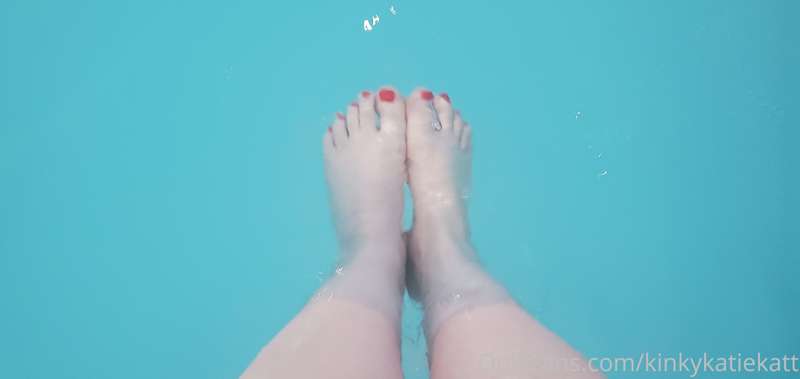 Pool feet! I would love to be fucked in the pool with my fee..
