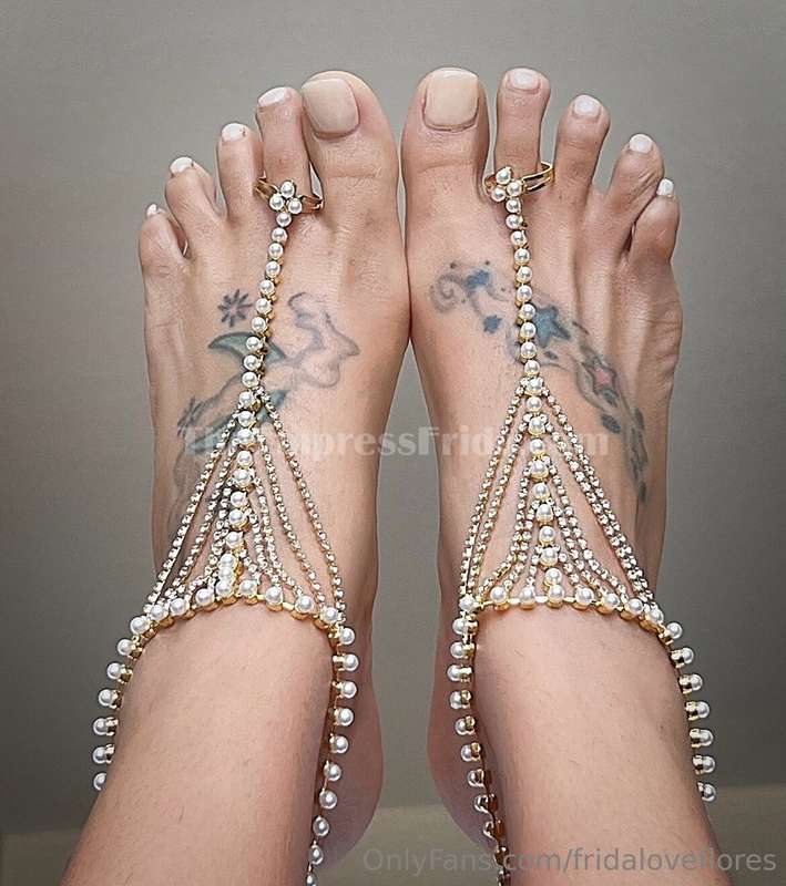 Feeling generous. Enjoy, foot sluts 😘 1