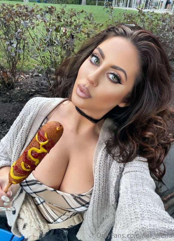 I love 'em *loooong, thiiiiick, delicioussss...* corndogs! 😜..