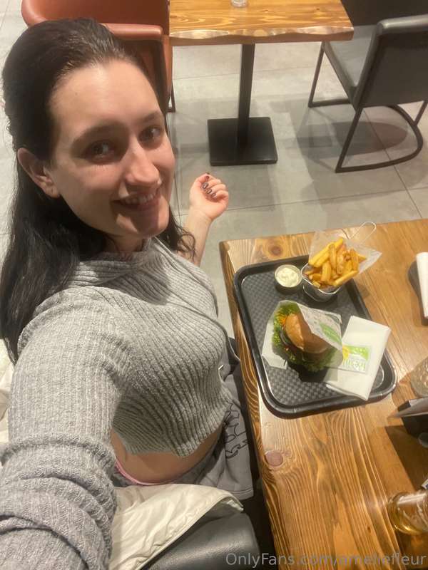 Zeit für eine kleine Auszeit! 🍔✨ Heute gönne ich mir einen r..
