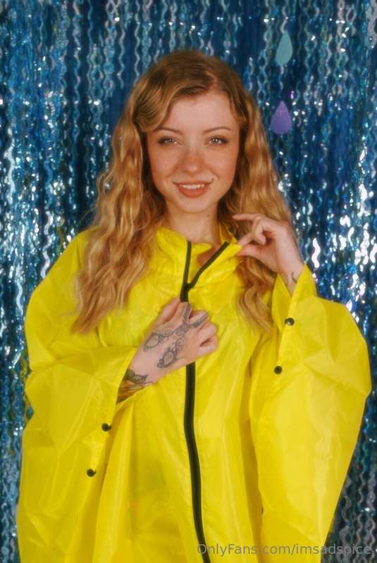 Oh so THAT’S what’s under my jacket🤭💐 3