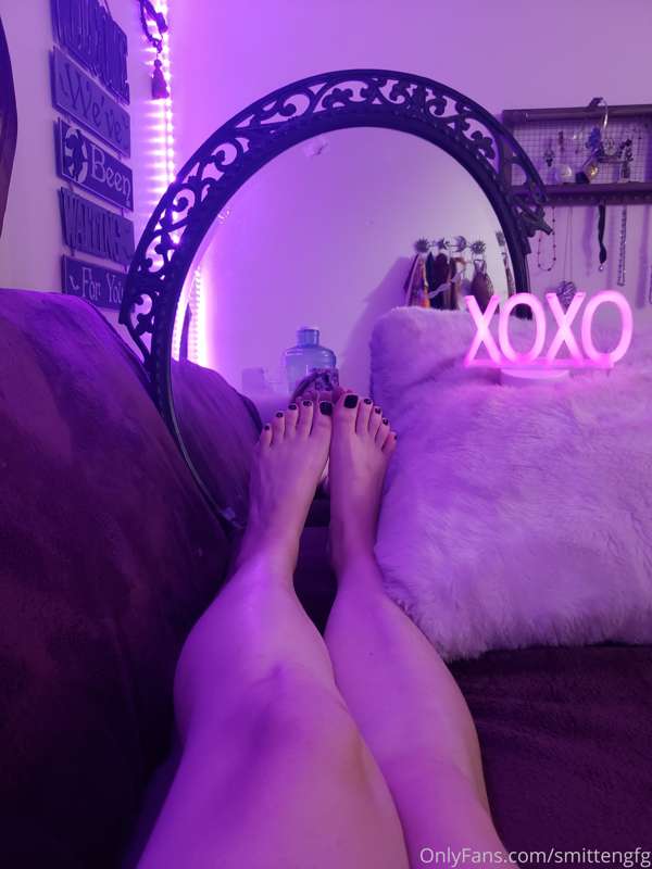 [Early access] Non-nude feet, calves and just a peak of thig..