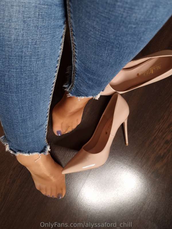jeans, pantyhose and heels 😍 9