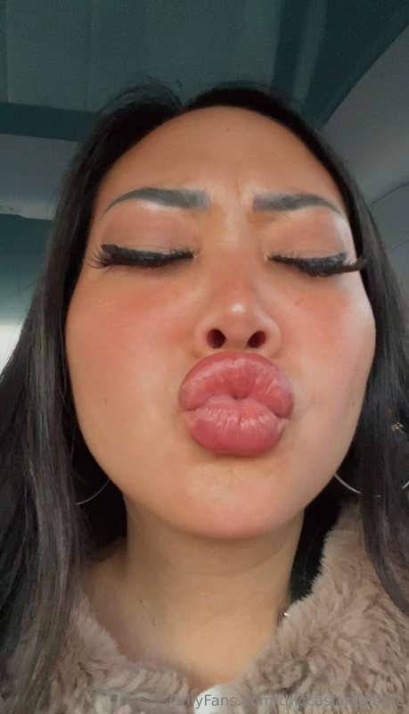 Come here and give me a smooch 🥺💖 2