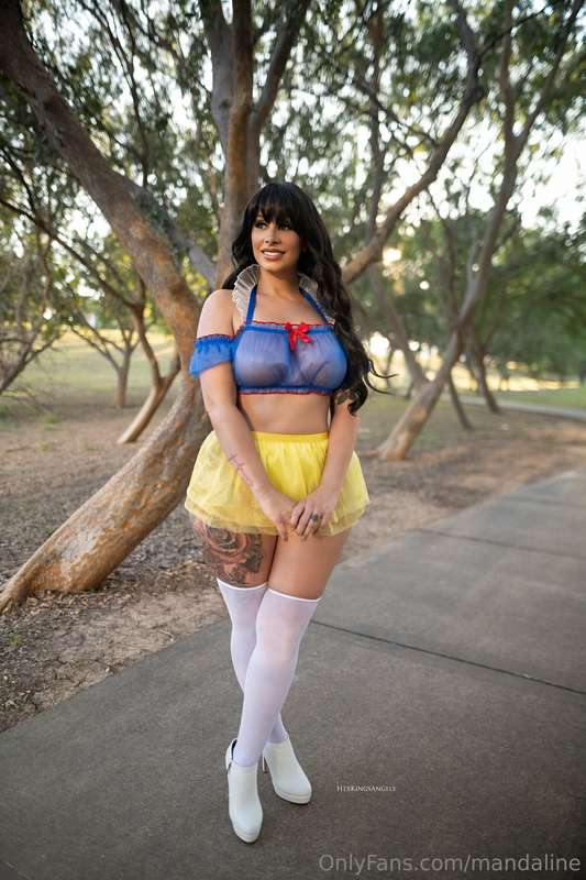 Snow White is on the hunt for her HAPPY ENDING 😏
