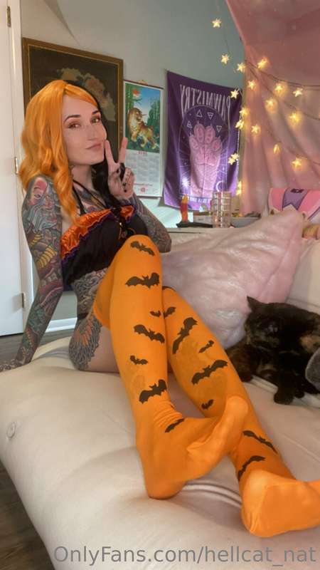 Day 2 of Socktober 🧡🖤🧡🖤 It’s freakin bats! Swipe to the end .. 3