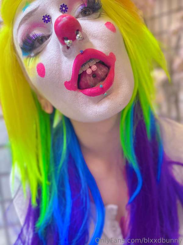 my makeup looks absolutely crazy up close but I wanted to sh.. 3