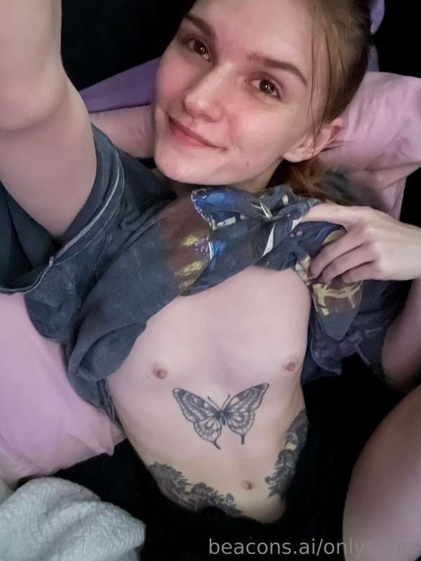 I'm online who wants to chat w meeee :) maybe i'll show u mo..