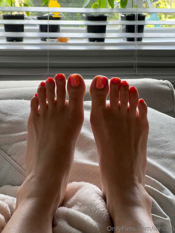 Getting distracted by my toes while I read 🩷💦 1