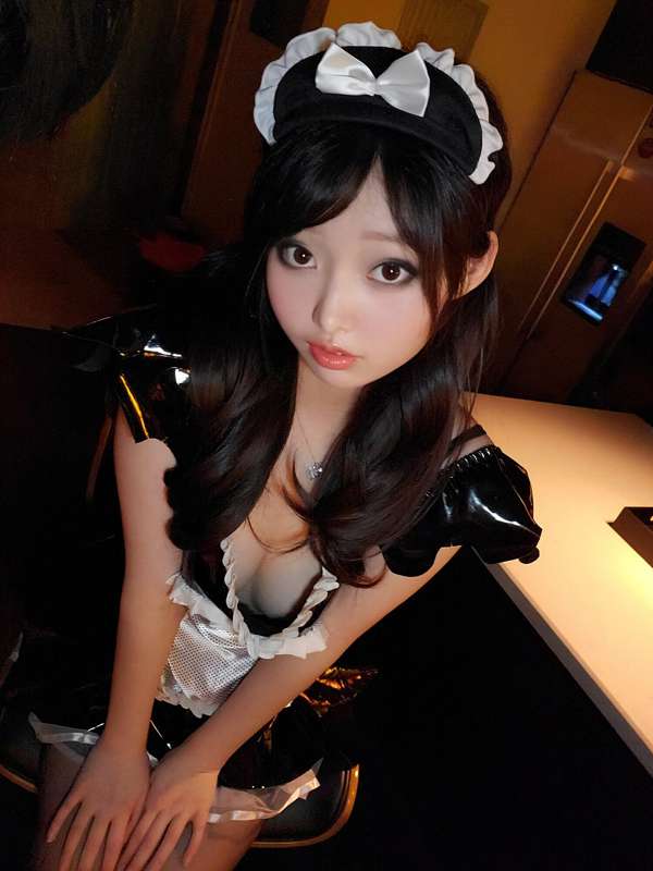 Hey~ did you just take upskirt shots of me? 😆 here's Alyssa .. 3