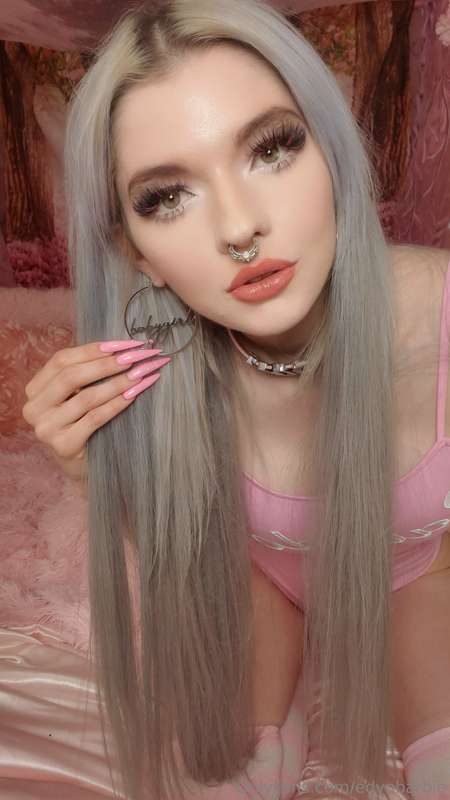 A symphony of desire in the subtlety of a look. 💗