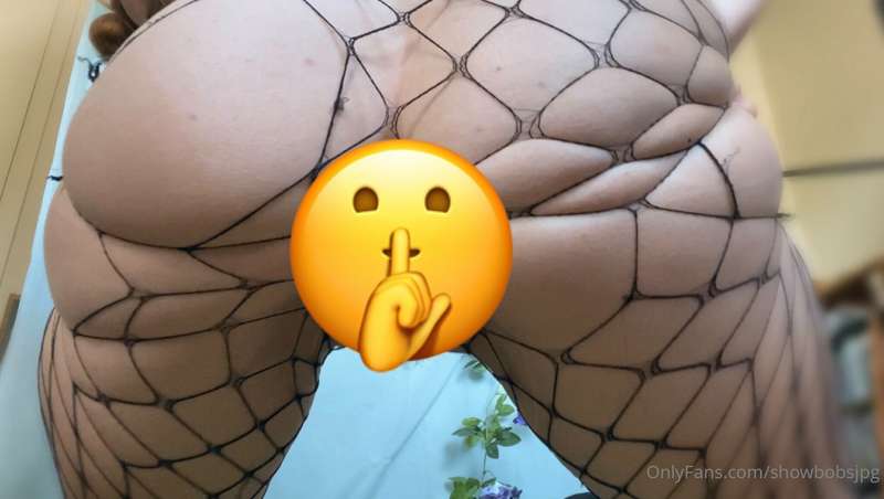 wana see me rip some fishnets? Check ur DMs 🤗 1
