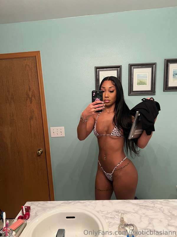 Now who's ready to oil me up?! 💦👅