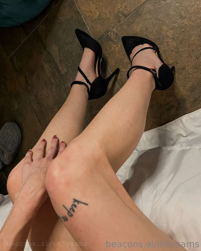 Embracing the elegance of sexy pointed toes with a classic p..