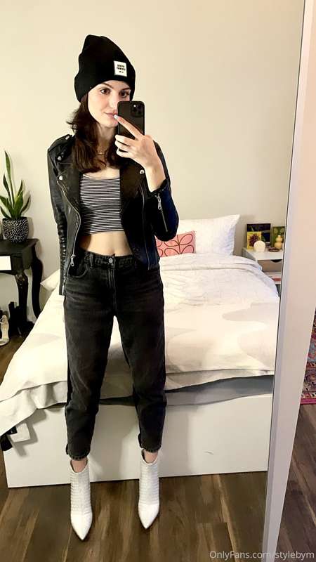 Little comfy outfit of the day🖤🤍

I threw this together and ..