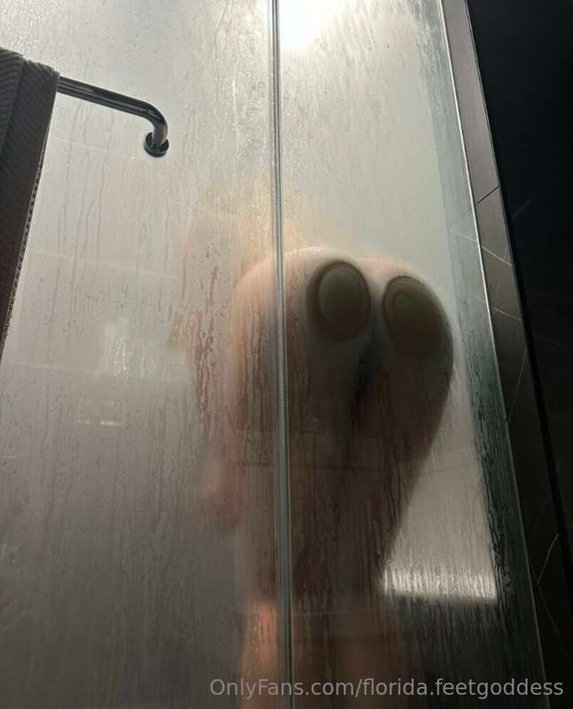 Shower time 🍑... Who wants to wash me? 🤤😘