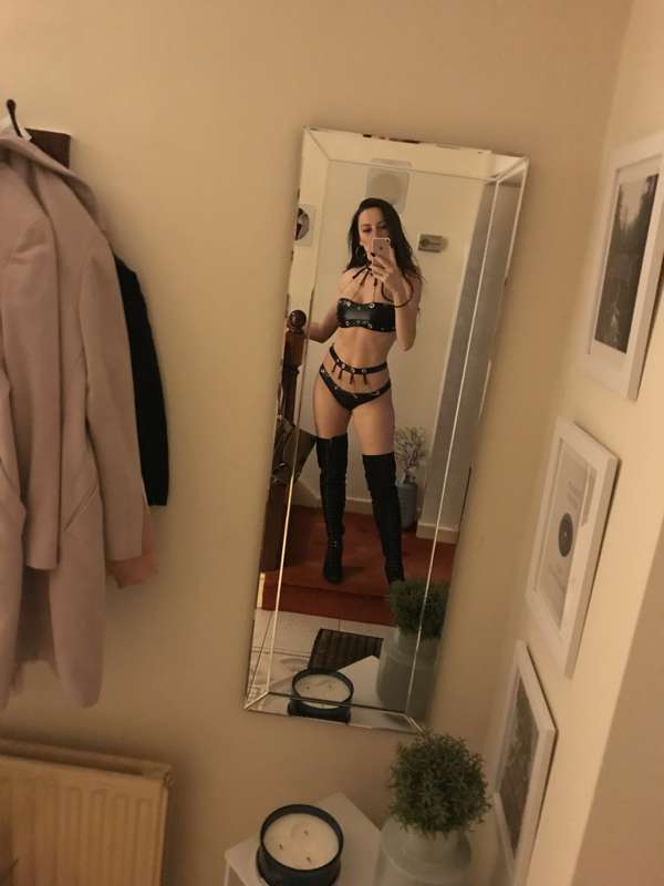 Live on babe x for 2 hours only!! Come talk to me and get 15.. 3